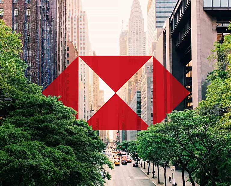 Se muestra una calle en Nueva York con el logo de HSBC Se muestra una calle en Nueva York con el logo de HSBC
